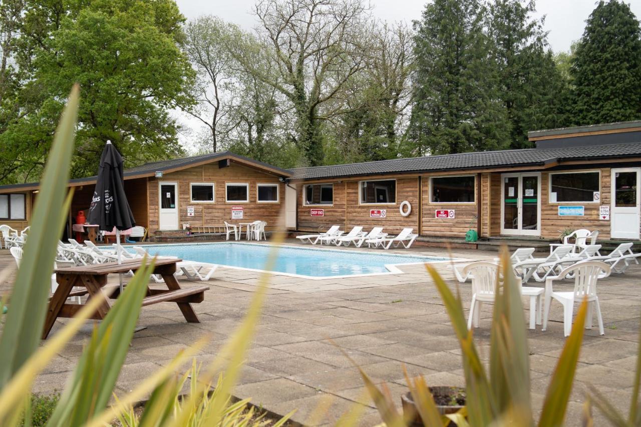 Honeysuckle Lodge Set In A Beautiful 24 Acre Woodland Holiday Park Newcastle Emlyn Buitenkant foto